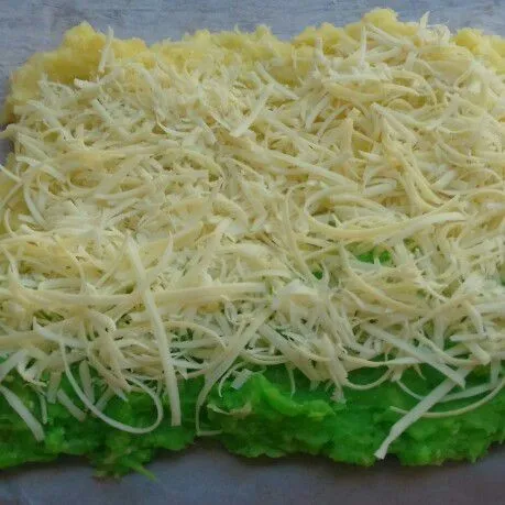 Beri permukaannya dengan sisa keju cheddar parut. Ratakan.