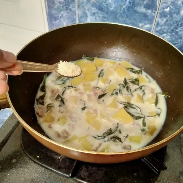 Setelah 5 menit lalu masukkan santan. Kecilkan api. Beri garam, gula, kaldu jamur. Aduk rata, tes rasa.