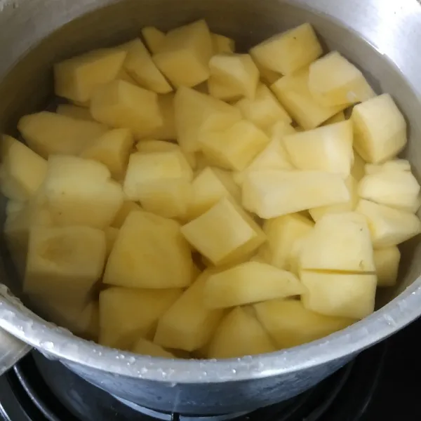 Rebus kentang hingga lembut.