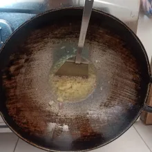 Tumis 1/2 bagian bawang putih yang sudah dicincang