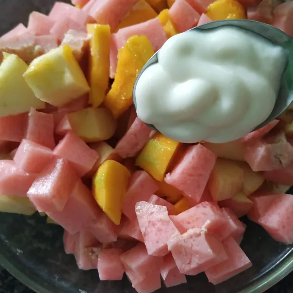 Tambahkan yogurt rasa plain.