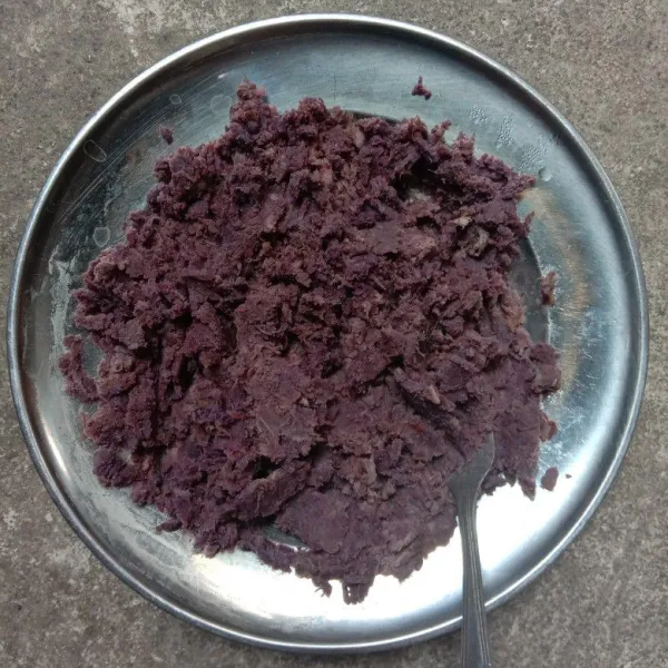 Lalu hancurkan dengan garpu