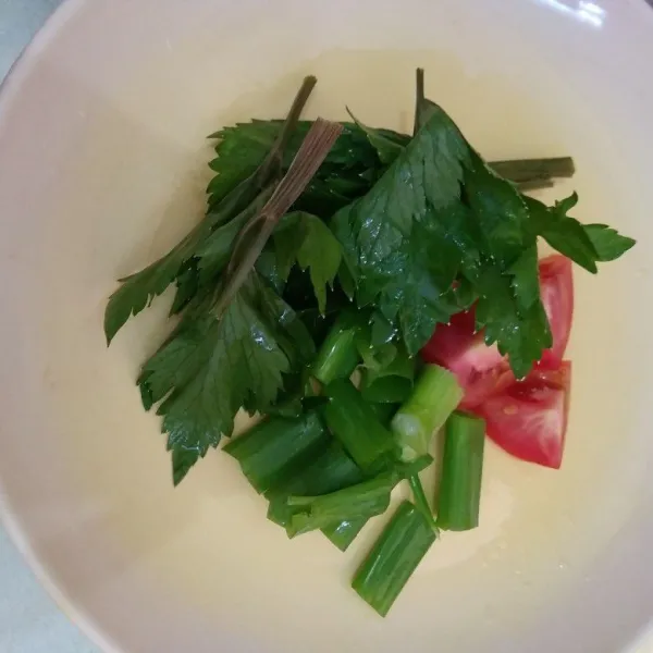Siapkan bahan tambahan untuk taburan: potong daun bawang, seledri, dan tomat sesuai selera