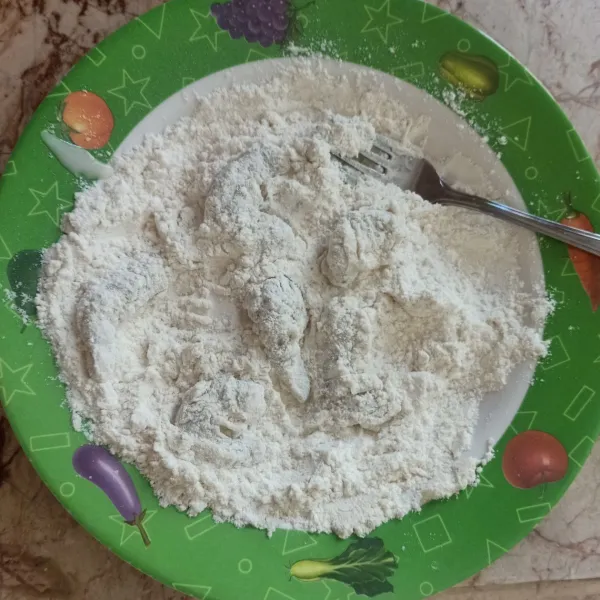 Balur dengan tepung terigu kering sampai tertutupi. Ulangi step 4 dan step 5