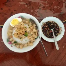 Sajikan dengan nasi, taburi irisan seledri dan bawang goreng serta kecap manis rawit