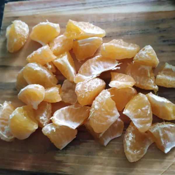 Kupas jeruk dan potong menjadi 2. Potong-potong mangga sesuai selera.