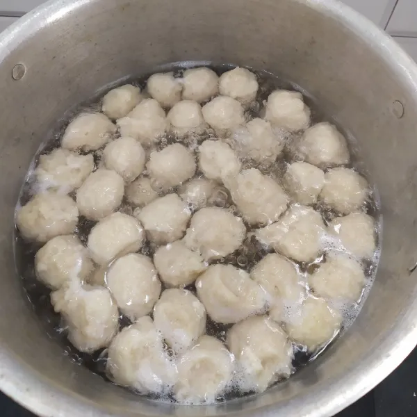 Rebus hingga bakso mengapung, pertanda bakso sudah matang