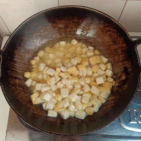 Goreng tahu hingga kering, tiriskan