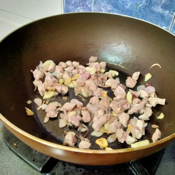 Lalu masukkan daging. Aduk hingga berubah warna. Kemudian tuang secukupnya air. Biarkan mendidih hingga daging cukup empuk.