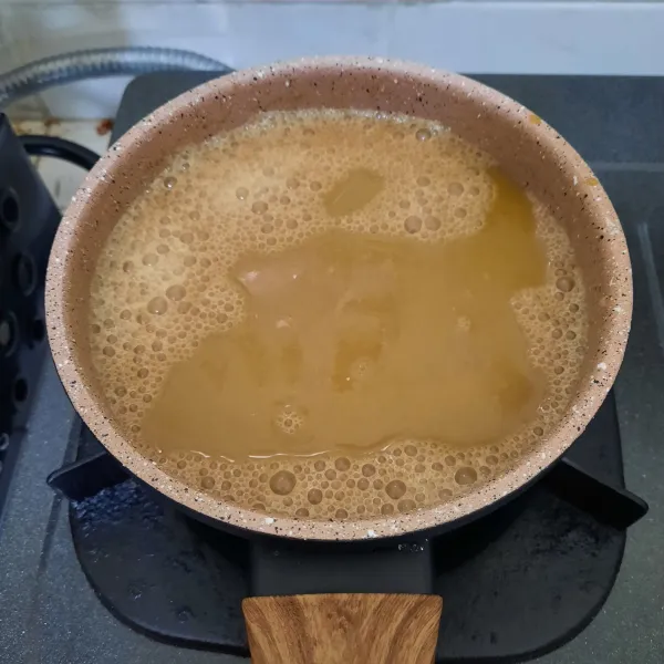 Campur semua bahan, agar-agar, santan, air dan larutan gula. Aduk sampai rata kemudian didihkan