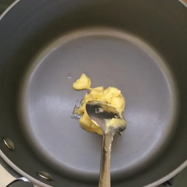 Lelehkan mentega/margarine dalam panci diatas kompor dengan api kecil.