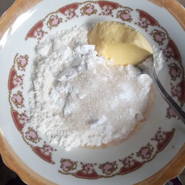 Masukkan tepung terigu dalam mangkuk, tambahkan tepung maizena, margarin, gula pasir dan garam halus.