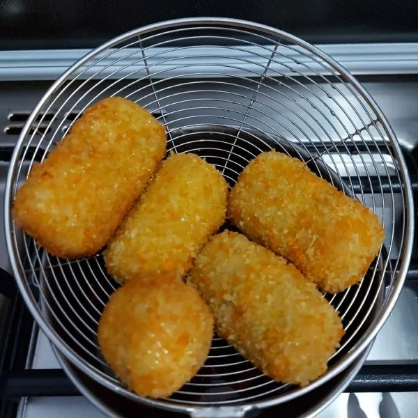 Goreng dengan minyak panas dan api kecil sebentar saja. Angkat dan Tiriskan.