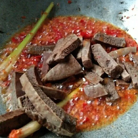 Tumis bumbu halus beserta serai dan daun jeruk dengan minyak secukupnya hingga harum, masukan irisan limpa sapi rebus, aduk rata