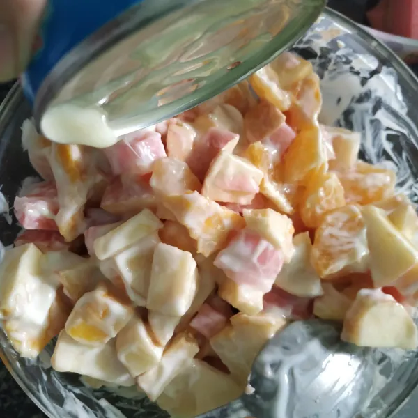 Aduk rata. Masukkan susu kental manis putih dan air perasan lemon. Koreksi rasa lalu masukkan ke dalam kulkas. Tunggu dingin lalu hidangkan.