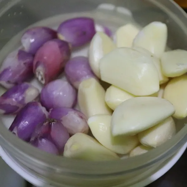 Siapkan bawang merah dan bawang putih