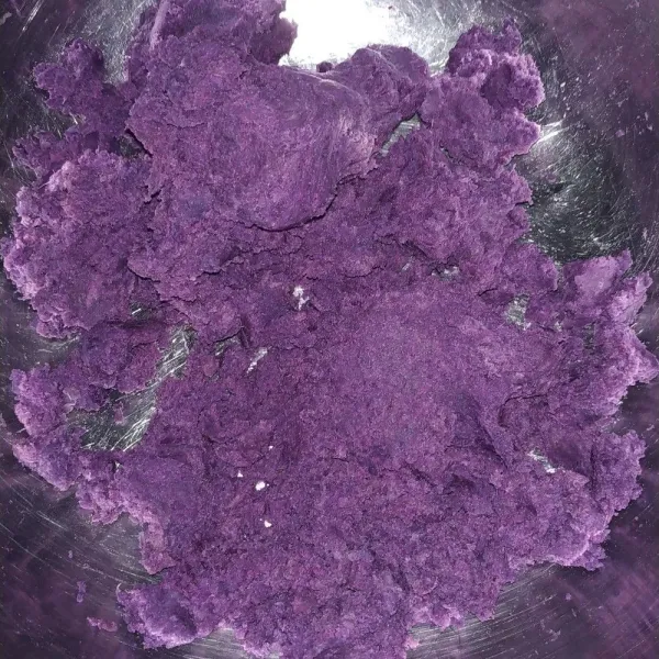 Hancurkan ubi ungu menggunakan garpu.