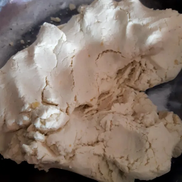 Tambahkan air sedikit demi sedikit sambil diuleni hingga kalis. Sisihkan.