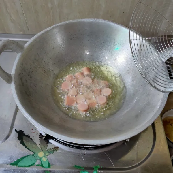 Sosis dipotong kecil-kecil, lalu digoreng setengah matang, angkat, sisihkan terlebih dahulu.