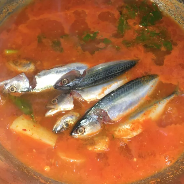 Lalu masukkan ikan ke dalam wajan