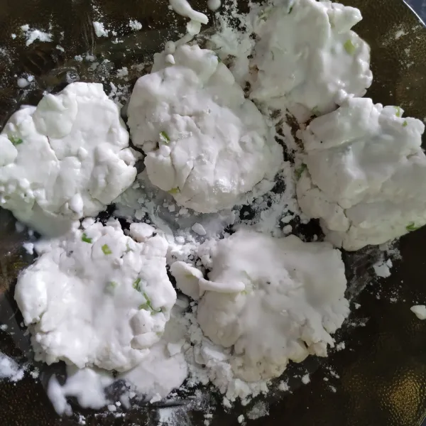 Segera bentuk bulat tipis, beri tepung pada piring agar cireng tidak lengket