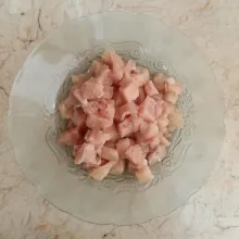 Cuci ayam dan potong potong dadu