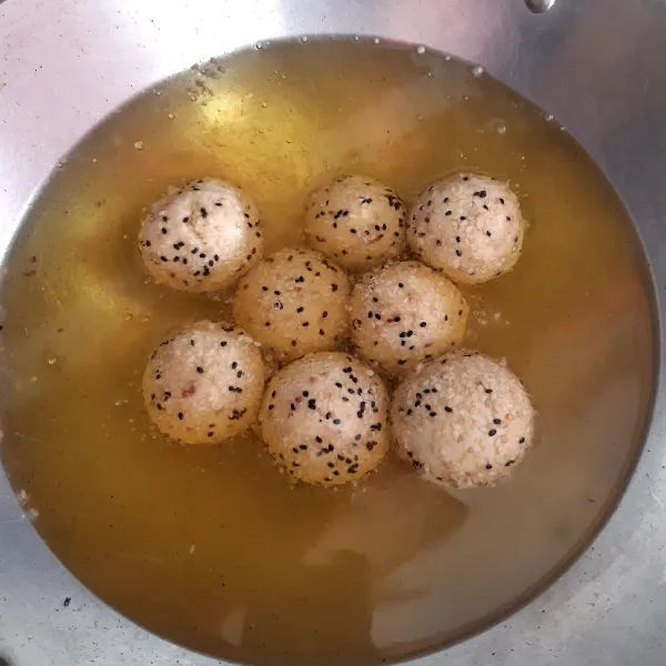 Panaskan secukupnya minyak dengan api sedang. Goreng sambil sesekali dibalik, sampai berwarna kuning keemasan/matang.