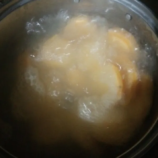 Kupas ubi, kemudian rebus ubi hingga matang, angkat dan dinginkan.