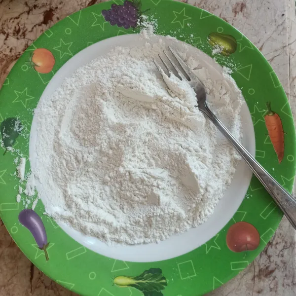 Buat adonan tepung kering dari tepung terigu dan merica secukupnya