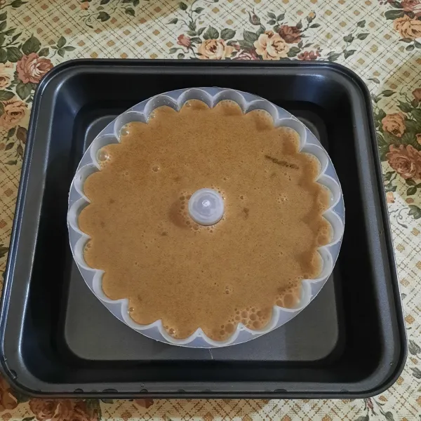 Tuang ke dalam cetakan, tunggu sampai set, kemudian simpan di lemari es supaya lebih nikmat