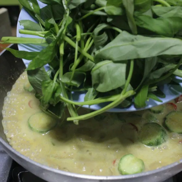 Terakhir masukan daun kangkung masak sampai semua bahan matang.