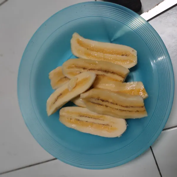 Potong-potong pisang sesuai selera.