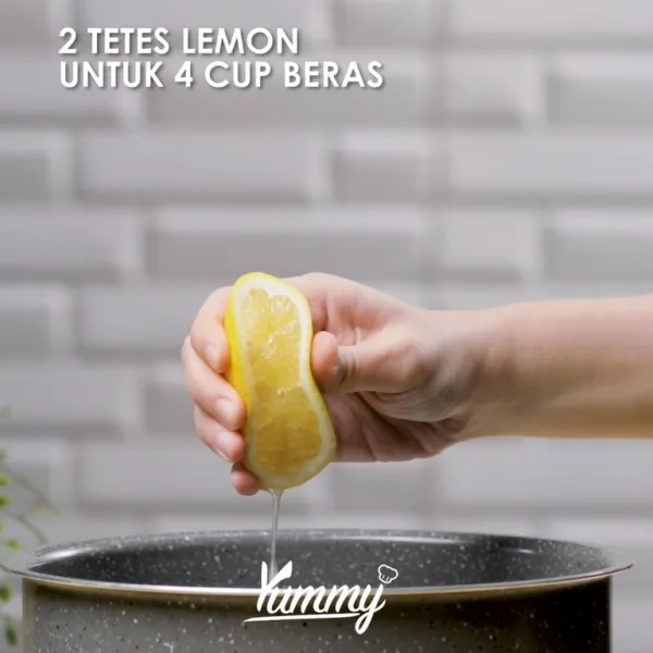 Tambahkan perasan lemon atau jeruk nipis.
2 tetes lemon untuk 4 cup beras.