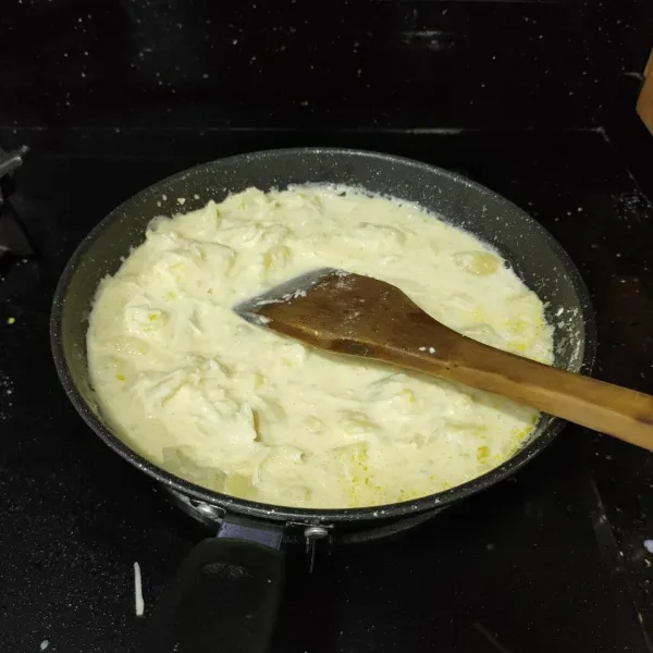 Lelehlan mentega, masukan terigu, aduk cepat. Masukkan susu. beri garam, kaldu jamur dan merica secukupnya. masukan kerukan kentang, lalu masukan keju parut. lalu adul rata.