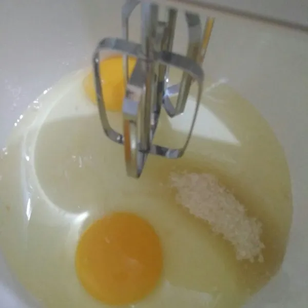 Dalam bowl mixer hingga kental berjejak / ribbon stage telur, gula dan garam.