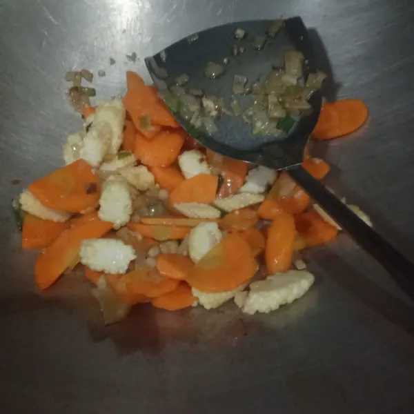 Masukkan wortel dan putren tumis sampai layu, tambahkan air.