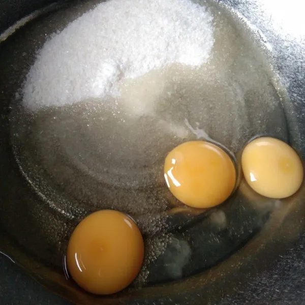 Mixer telur, gula, vanili dan sp sampai mengembang kental