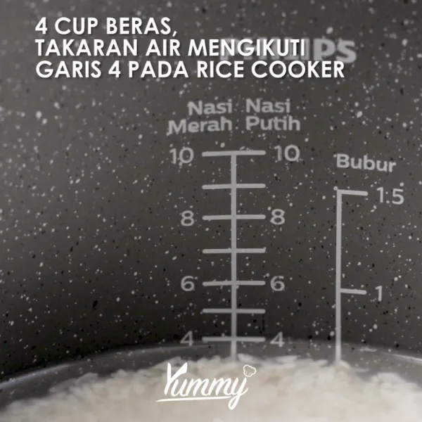 Tuangi air sesuai takaran. 4 cup beras, takaran air mengikuti garis 4 pada rice cooker.
