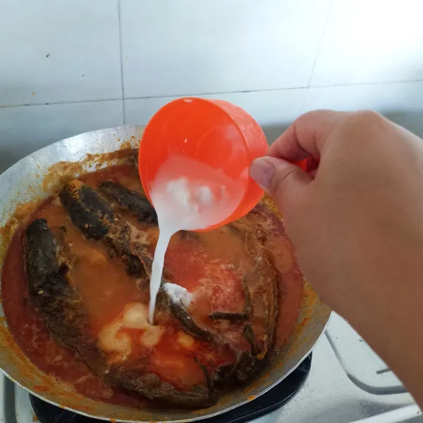 Setelah bumbu meresap, masukkan santan.