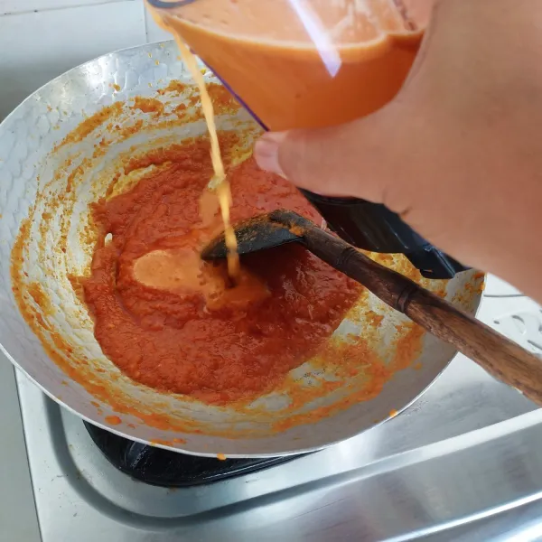 Setelah bumbu agak kering, tambahkan air dan tunggu hingga mendidih.