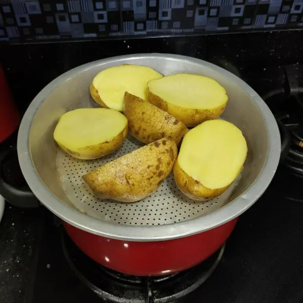 Kukus kentang kurang lebih 30 menit.