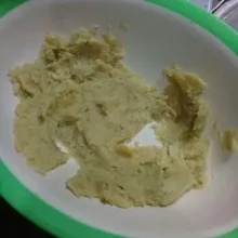Lalu haluskan menggunakan ulekan.