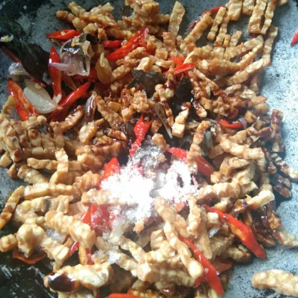 Beri garam, gula pasir, dan kecap manis. Masak hingga bumbu menyerap