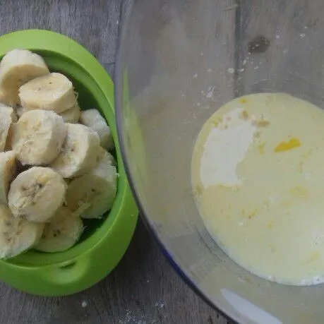 Potong-potong pisang. Saring larutan susu cair.