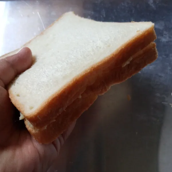 Tangkupkan roti yang sudah dioles tadi, tekan sedikit supaya menyatu.