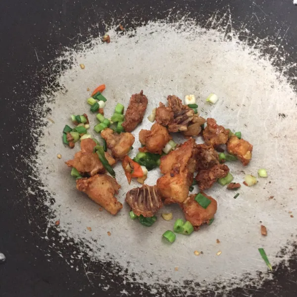 Masukan ayam dan taburi dengan sedikit garam lalu sajikan bersama nasi panas.