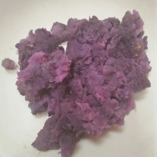 Kukus ubi ungu lalu lembutkan.