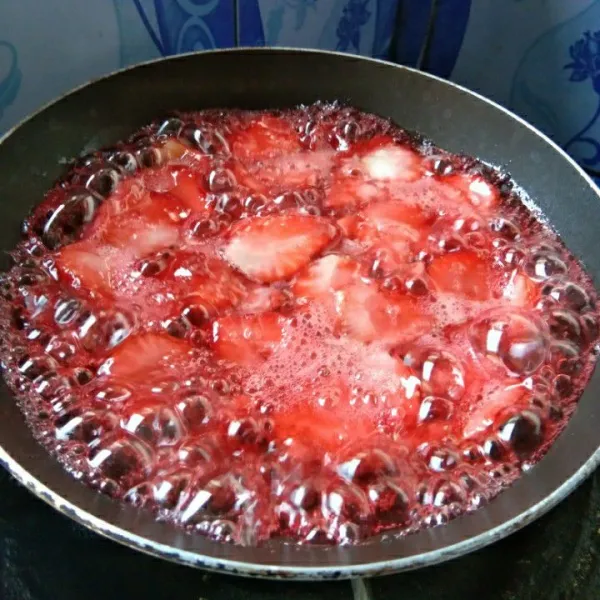 Nyalakan kompor dengab api kecil, masak strawberry hingga berkaramel, sisihkan.