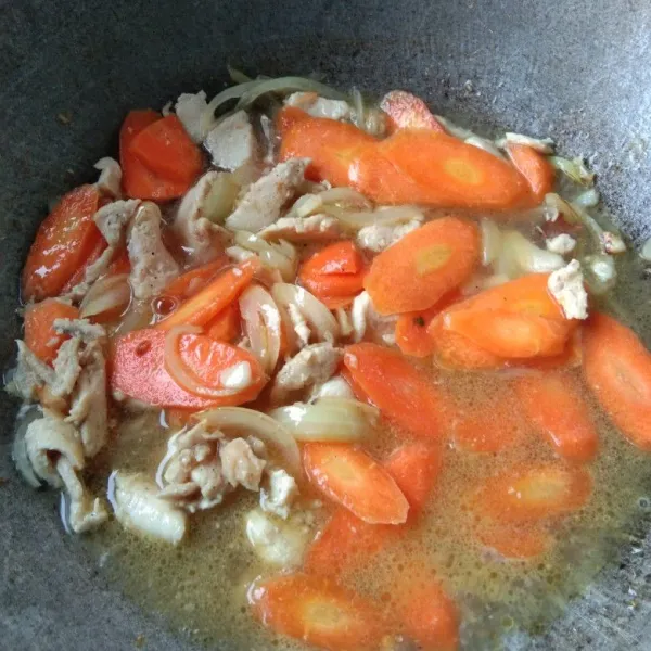 Tambahkan air, masak hingga wortel setengah matang.