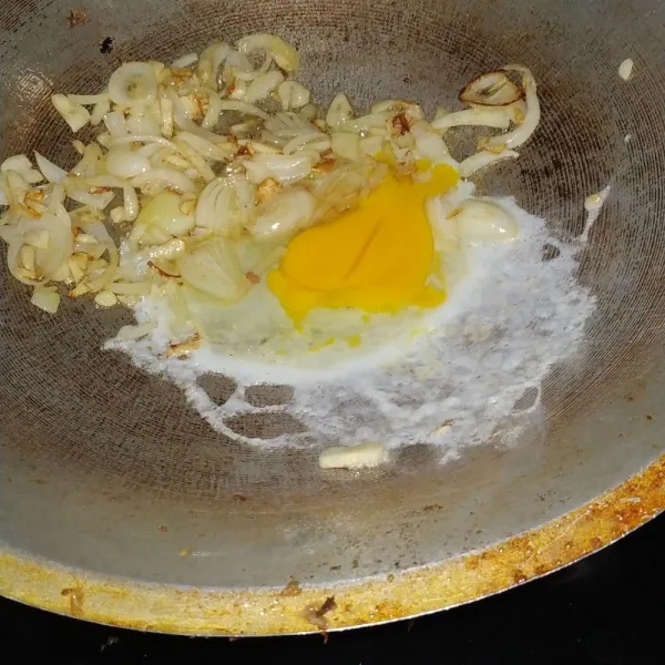 Masukkan telur, kemudian orak arik.